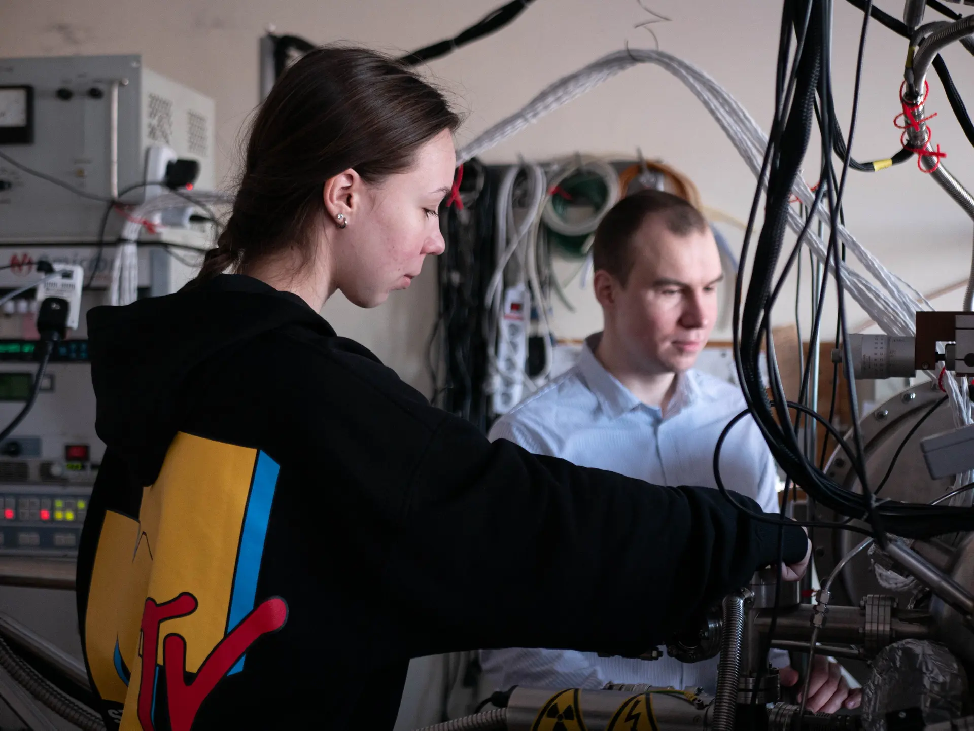 👨‍🔬 Учёные ДВФУ и ДВО РАН создали гибридный наноматериал для производства квантовых компьютеров  Исс