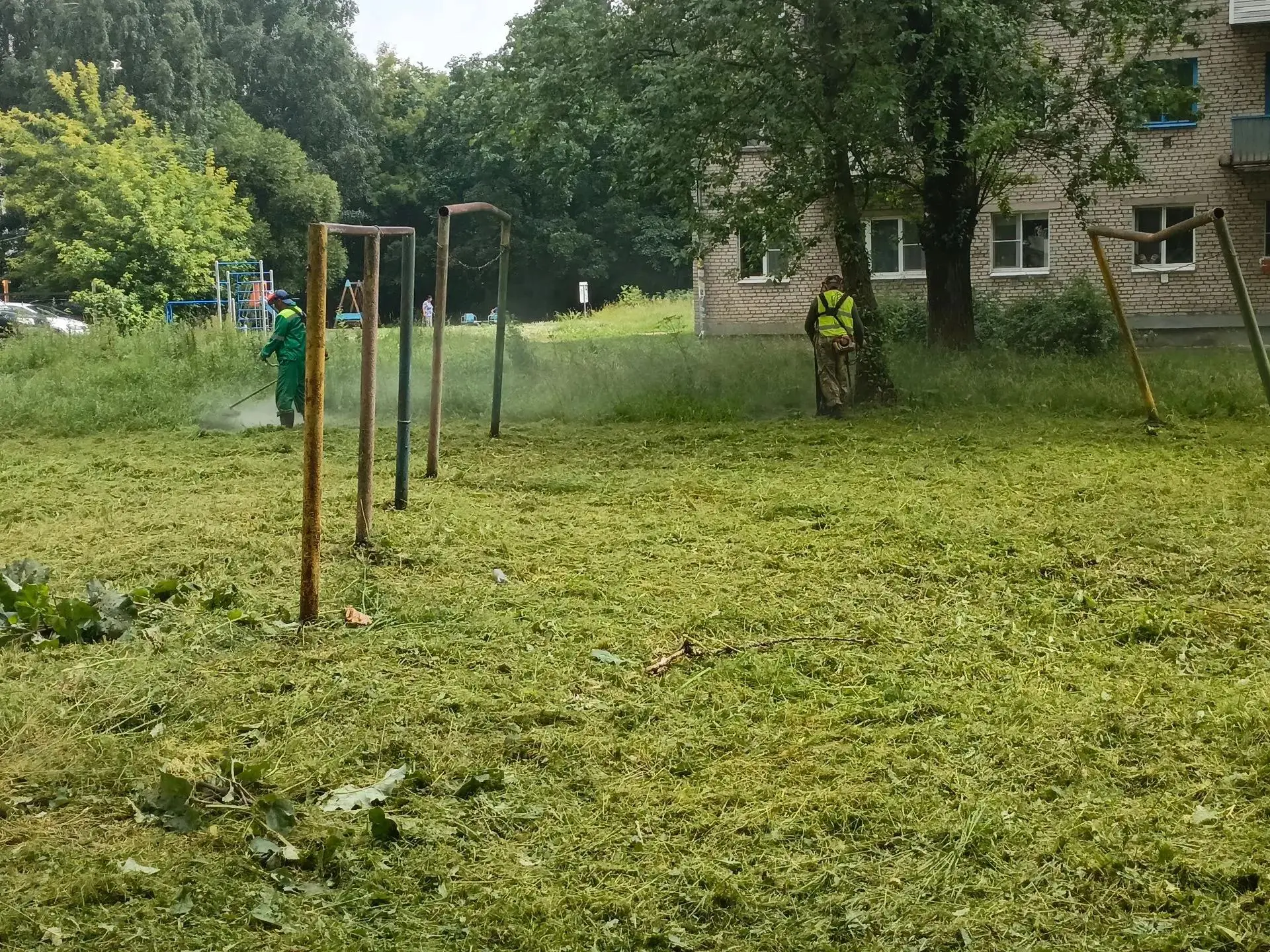 Дежурные бригады МКУ "Городское хозяйство" и подрядной организации "Солид" несут трудов...