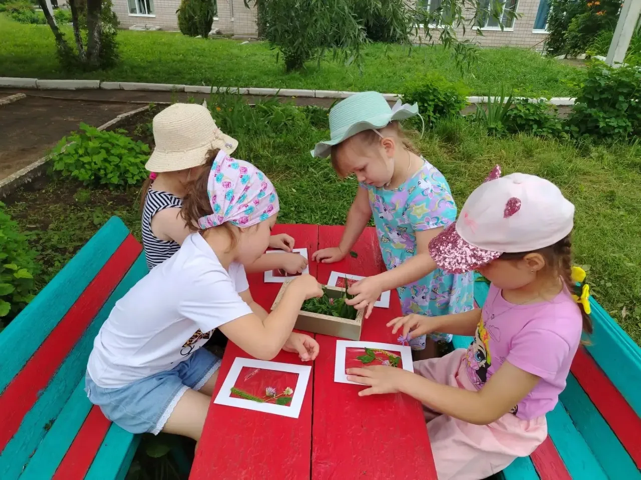 А сегодня в группе «Ромашка» царила творческая атмосфера. И нет, ребята не рисовали красками и каран