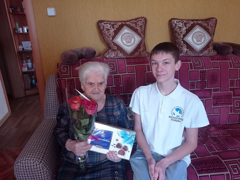 Сегодня волонтеры поздравили с 95 - летием жительницу нашего города Линцову Евдокию Алексеевну. Жела