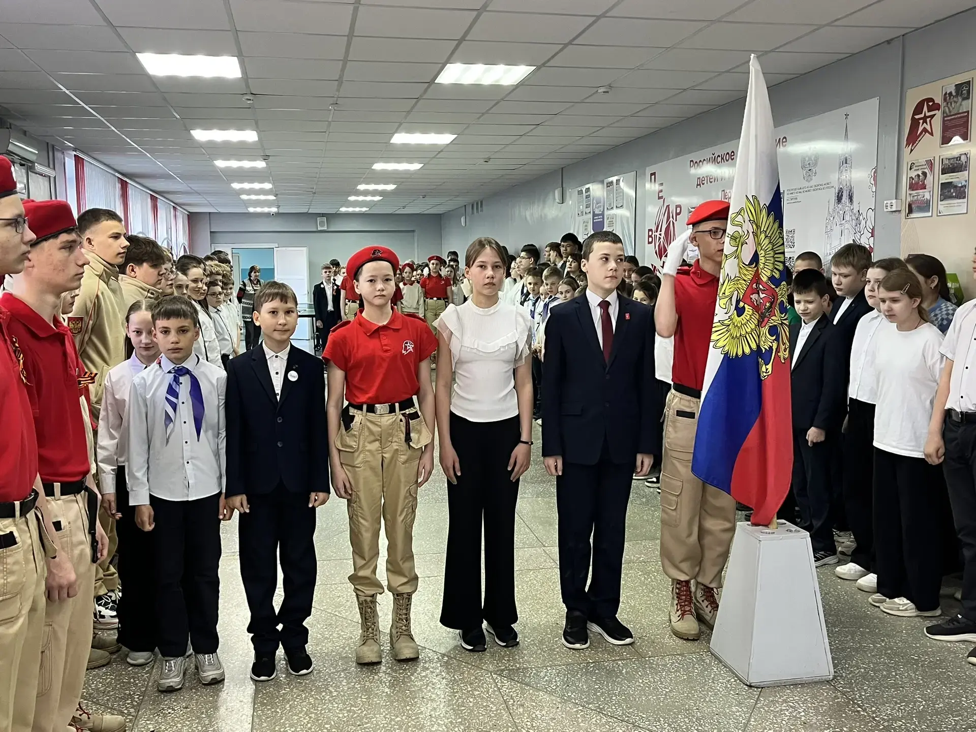 📚Начали новую учебную неделю с традиционной линейки выноса флага и исполнения Гимна Российской Федер