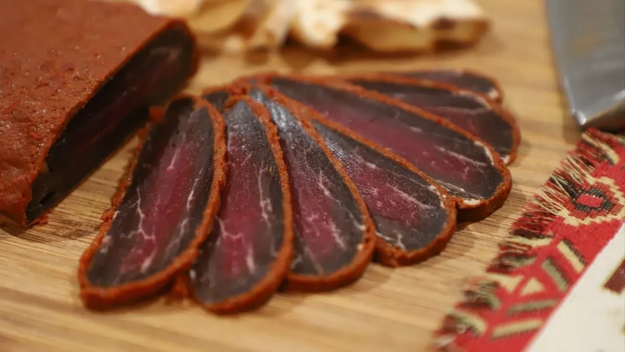 Бастурма по-армянски

Армянская бастурма — это не просто вяленое мясо, а настоящий гастрономический 