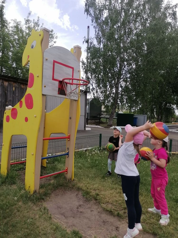 Игры с мячом — важное средство повышения двигательной активности детей во время летних ...