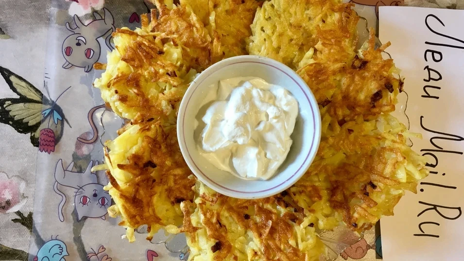 Для хрустящего горячего завтрака хватит картофеля, лука и сковороды 🥔

Картофельные оладьи с чеснок