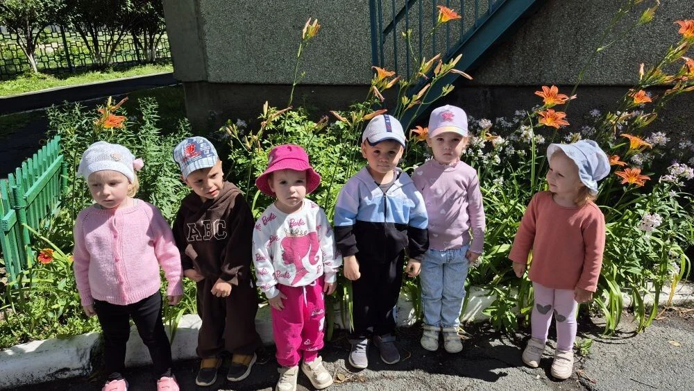 🌼 День цветка
 
Я в саду цветы ращу,
Без цветочков я грущу,
Садик мой благоухает,
Пчелок в гости со