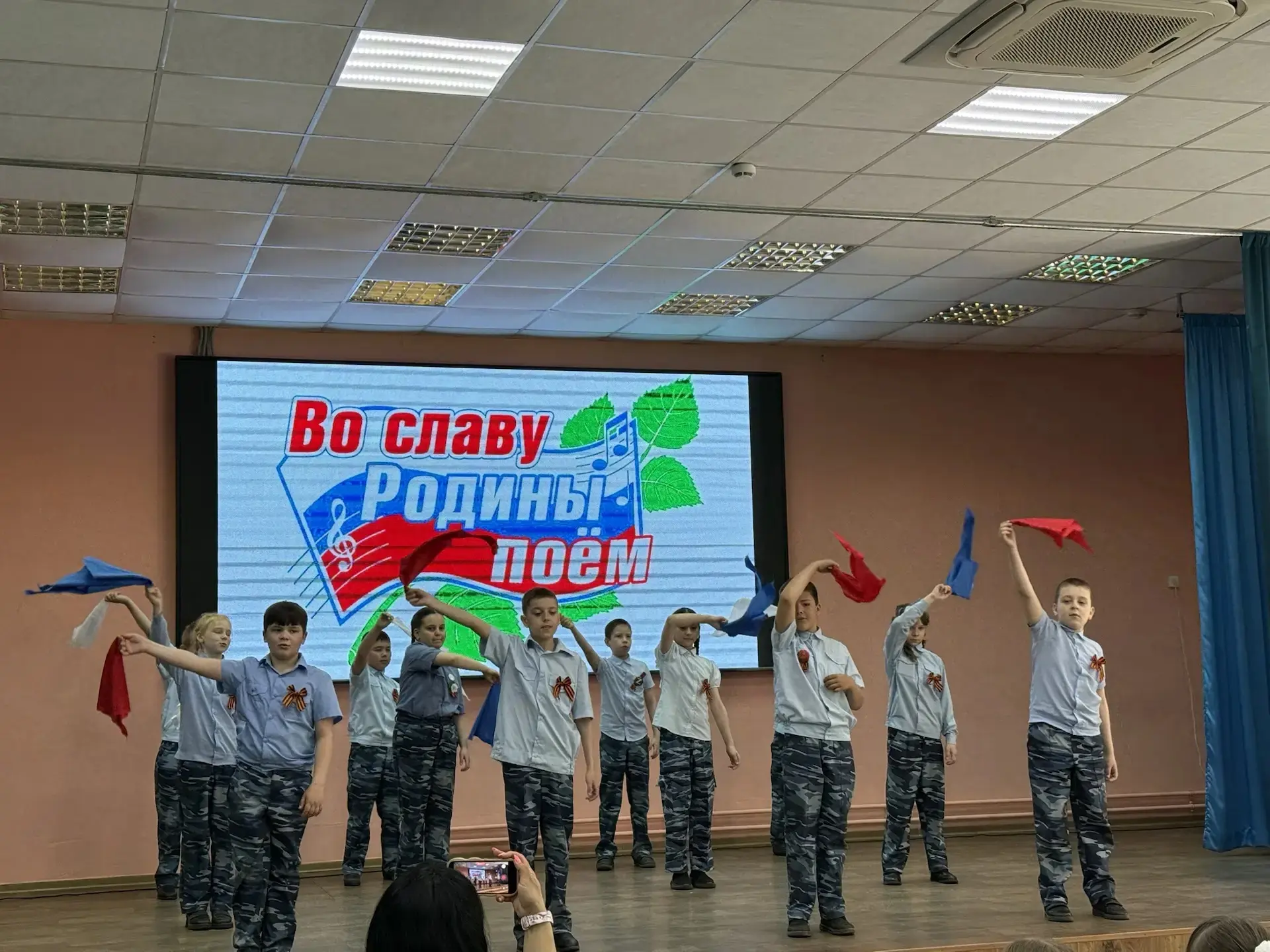 Сегодня в нашей школе завершился ежегодный фестиваль песни «Во славу Родины поём!». Это событие стал