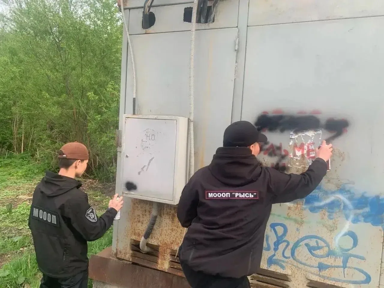 Более 40 надписей с рекламой наркотиков и незаконной подработкой закрасили во время рейда в Горно-Ал