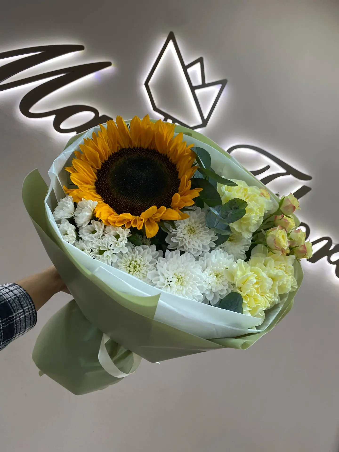 Бесплатная доставка цветов https://maxflorabuket.ru/collection/bukety
