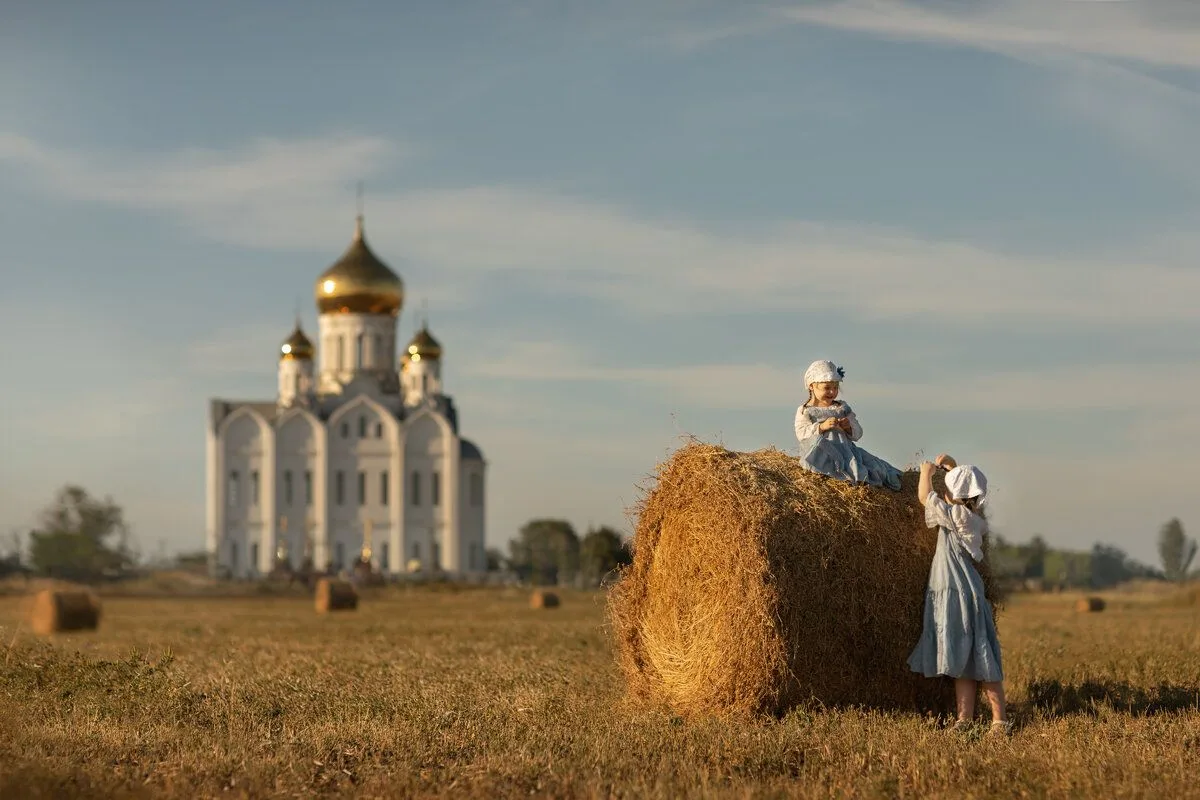 Русь, Россия-матушка! Поднимись же ныне навстречу воскресшему Христу, приими свет от Вечного Света и