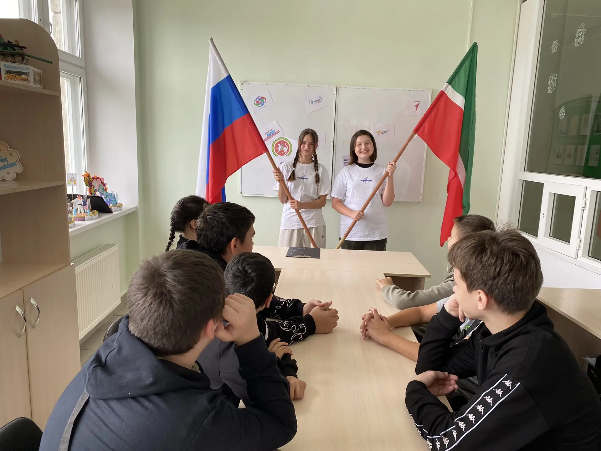 🇷🇺 В День Государственного флага России мы провели в школе интеллектуальную игру «Сим...
