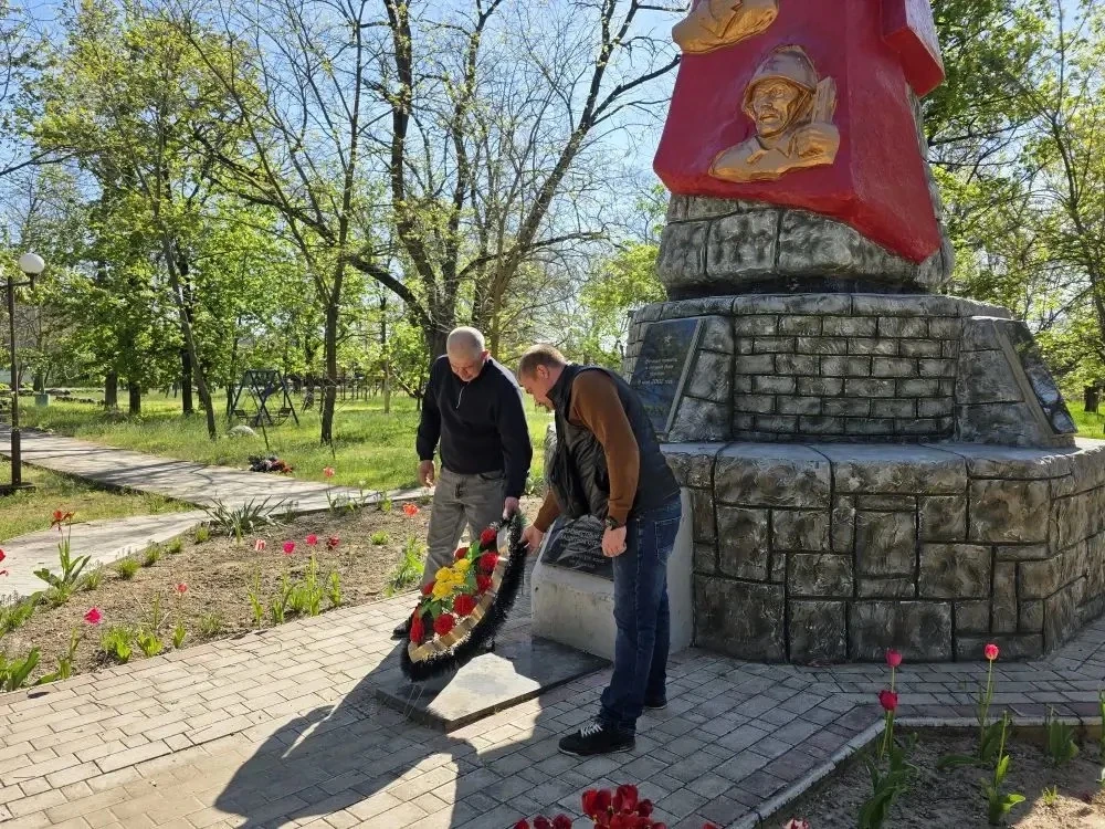 Таврийск помнит: возложили цветы к мемориалу в День Победы