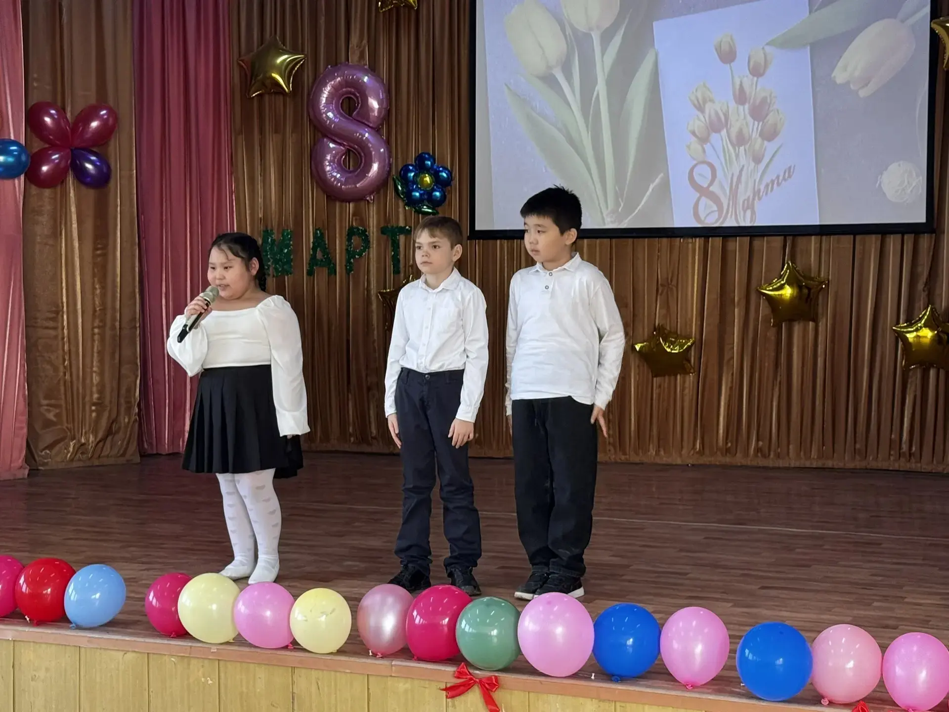 🌸 Самым любимым и нежным посвящается: праздник во 2 «В» классе! ✨  Сегодня в нашей школе было по-осо