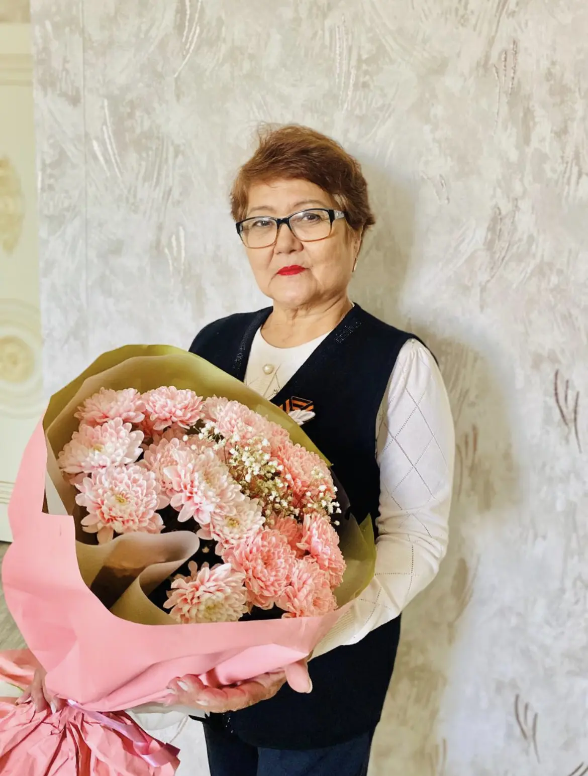 Сегодня свой юбилей отмечает директор нашей школы АЗЕРБАЕВА