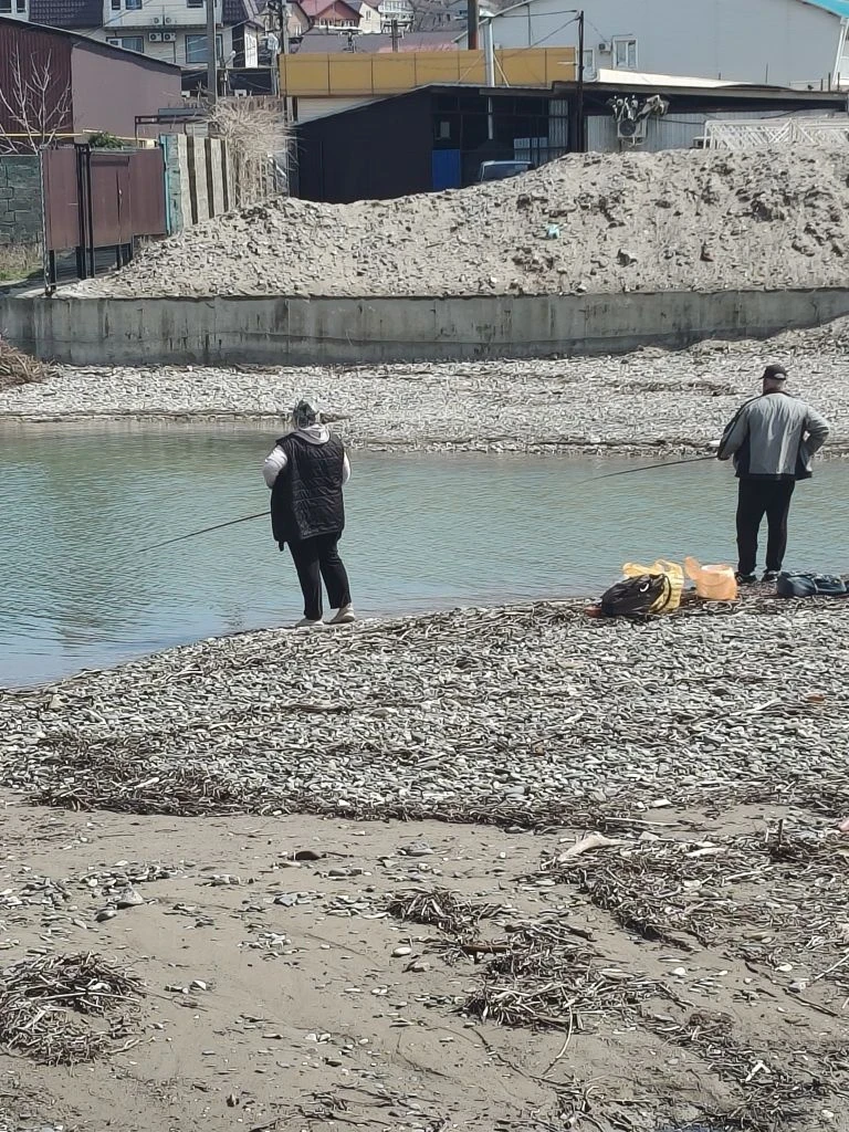 Мужчина и женщина ловили рыбу в Джубге в устье реки. Это увидели полицейские, у которых...