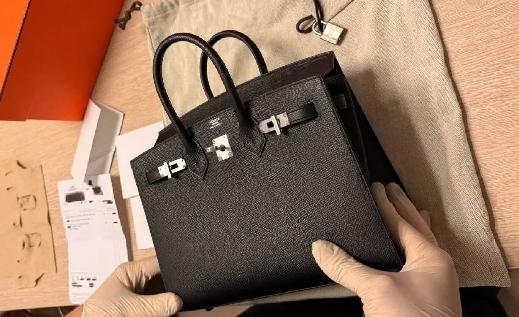 👜Домодедовские таможенники изъяли сумку Hermes стоимостью 3 млн рублей

В аэропорту Жуковский сотру