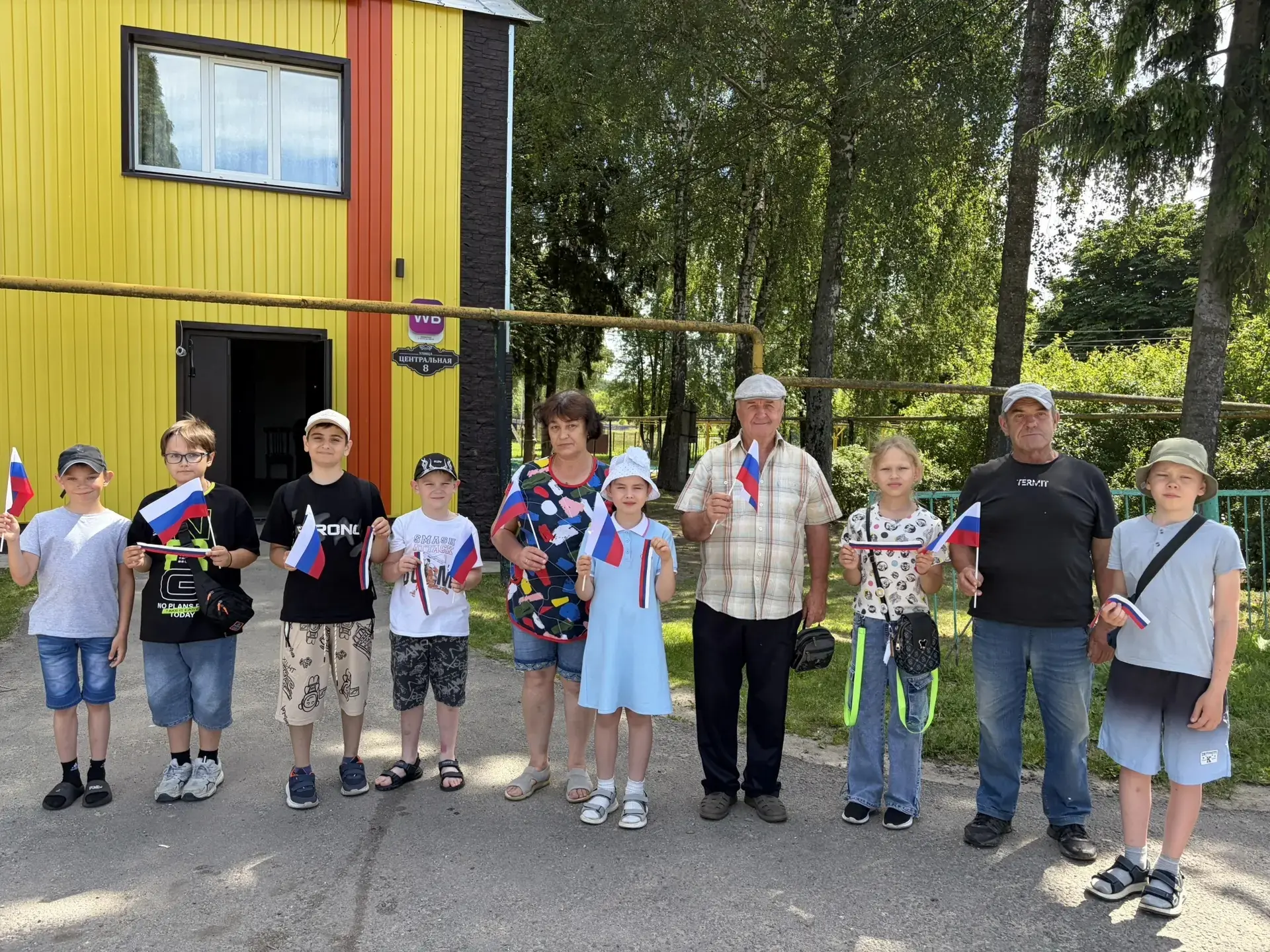 Ребята лагеря «Радужный» провели акцию «Российский триколор» среди жителей села. 🇷🇺
Целью мероприя