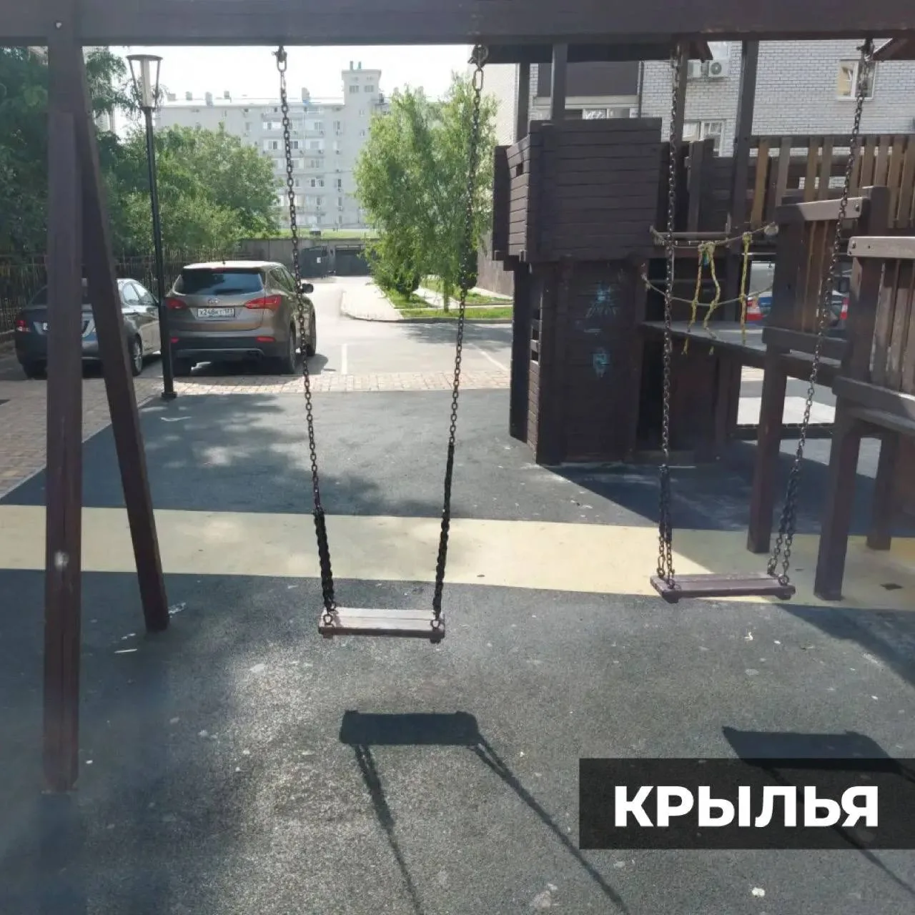 На детской площадке ЖК "Крылья" выполнили ремонт игрового оборудования - восстановили к...
