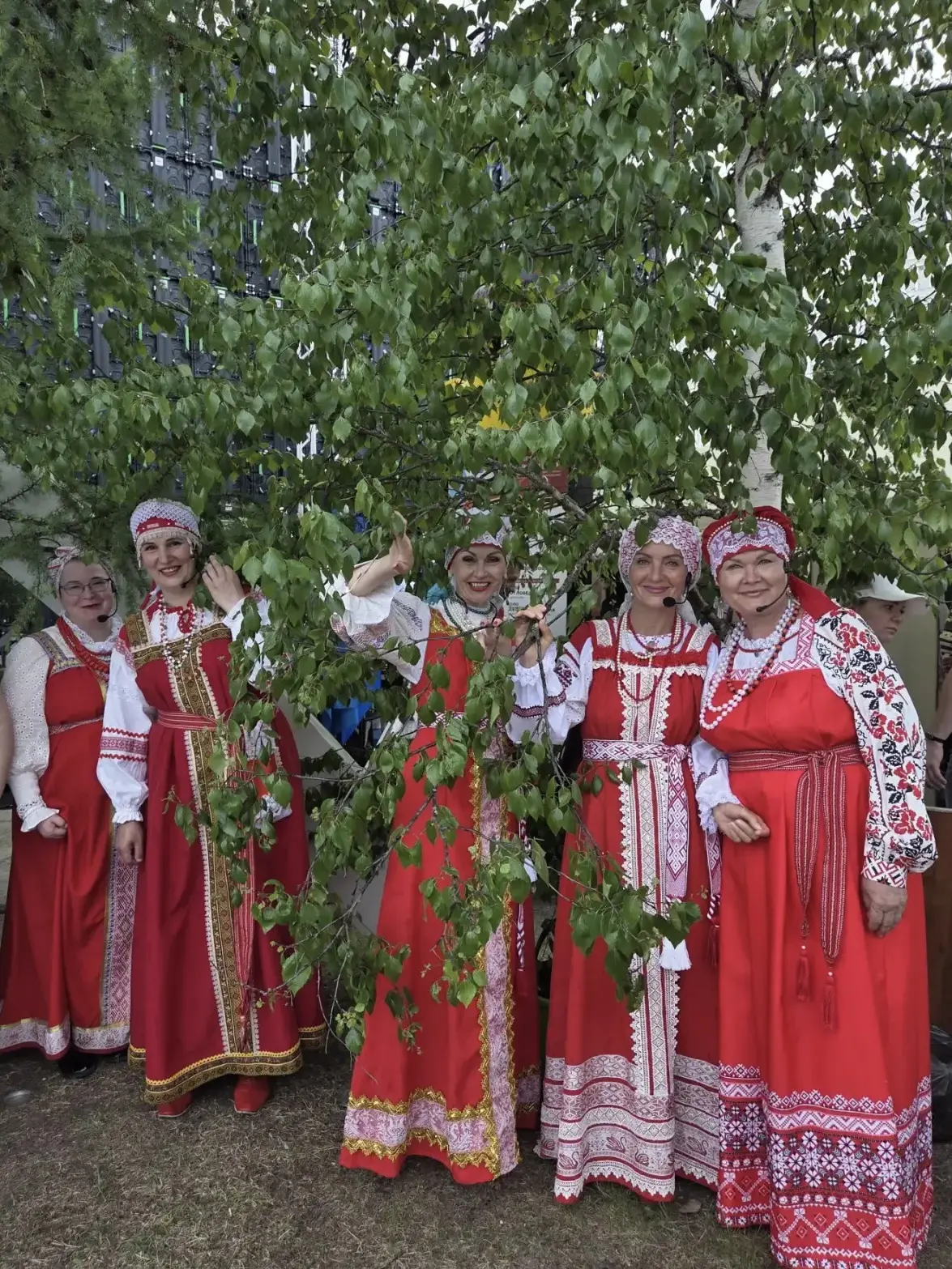 Пережидаем дождь)) После летнего ливня наши артисты продолжили выступление.