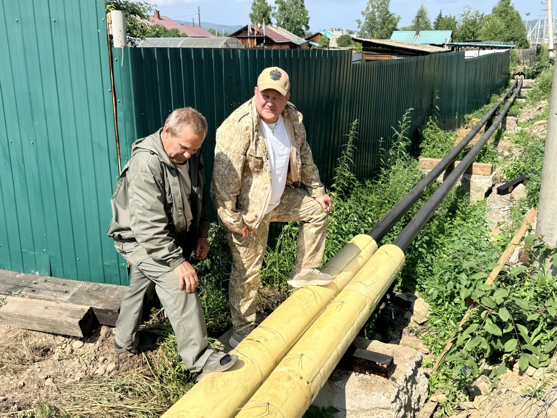 Более двух километров новых тепловых сетей заменим в поселке Тумнин к концу августа.