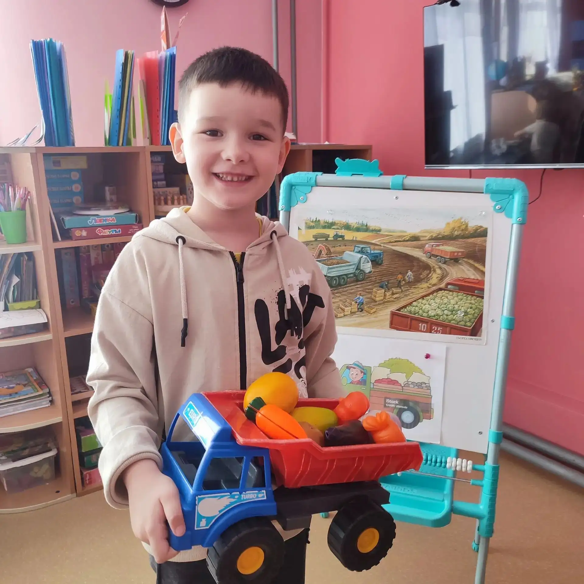 🚜 Наш «Родничок» собирает урожай!