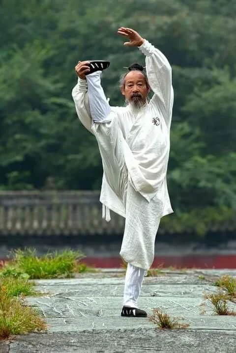 🇨🇳 УПРАЖНЕНИЕ "ЗОЛОТОЙ ПЕТУХ": БАЛАНС И ЗДОРОВЬЕ
Китайские мастера в 70 лет стоят на одной ноге 10