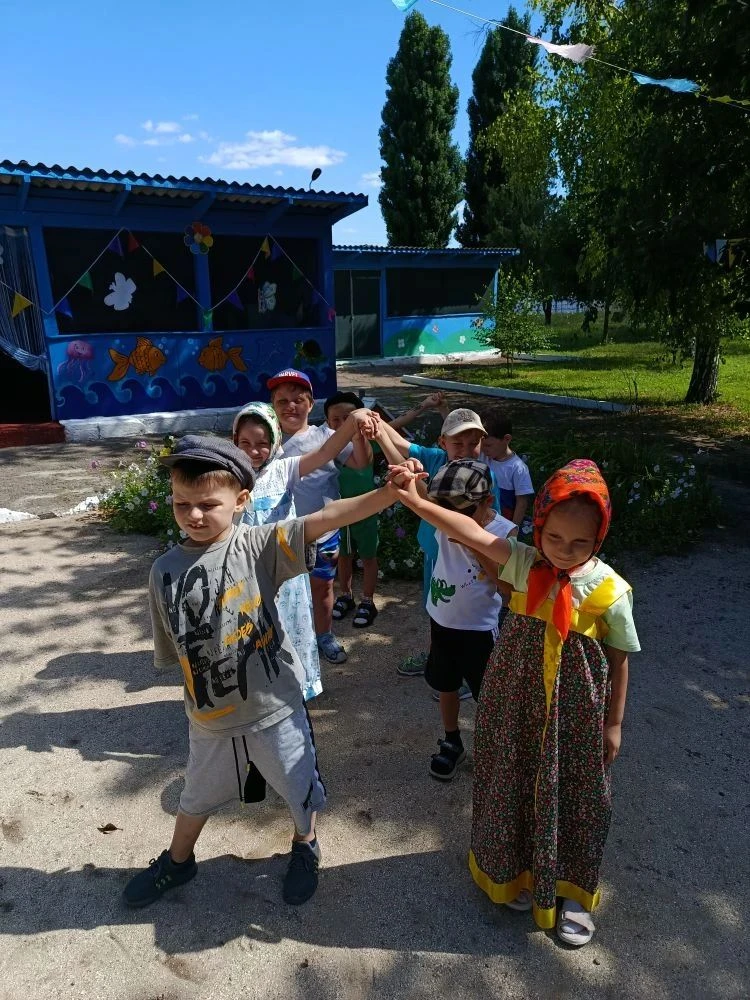 Сегодня воспитанники нашей группы" Подсолнушки"стали участниками фольклорного мероприятия. В програм
