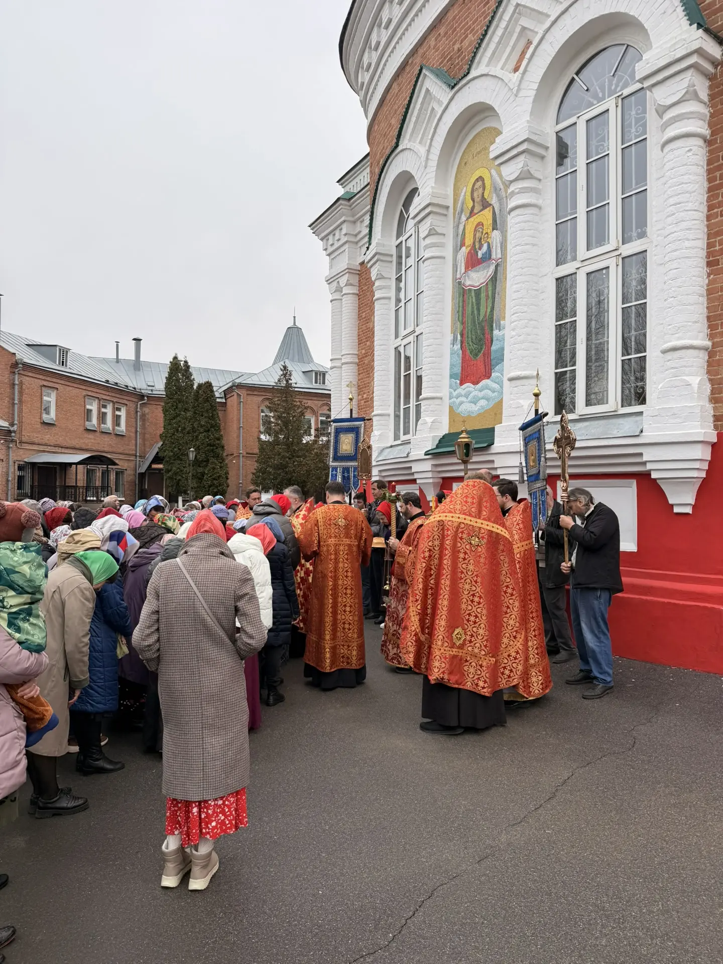 ХРИСТОС ВОСКРЕСЕ, ДОРОГИЕ!   Сегодня на литургии была уже одна, но, зато, попала на крестный ход   ✨