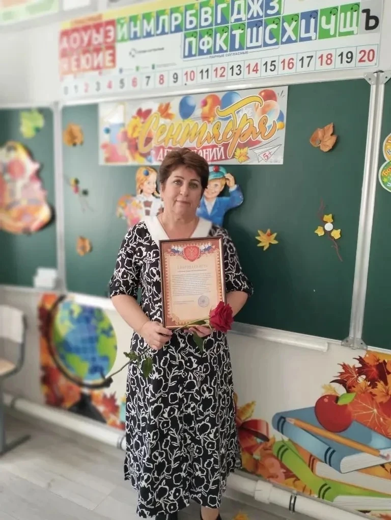 Аджиева Кистаман Изадулаевна — учитель начальных классов с педагогическим стажем 42 года.
За годы св