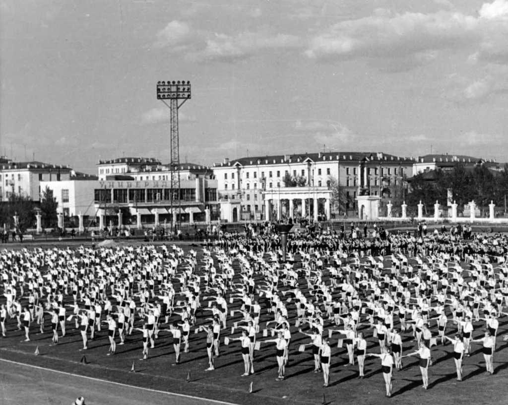 Кемерово 8—9 июня 1957 года, Областной фестиваль молодёжи…

Город в фестивальном наряде
Какой же пра