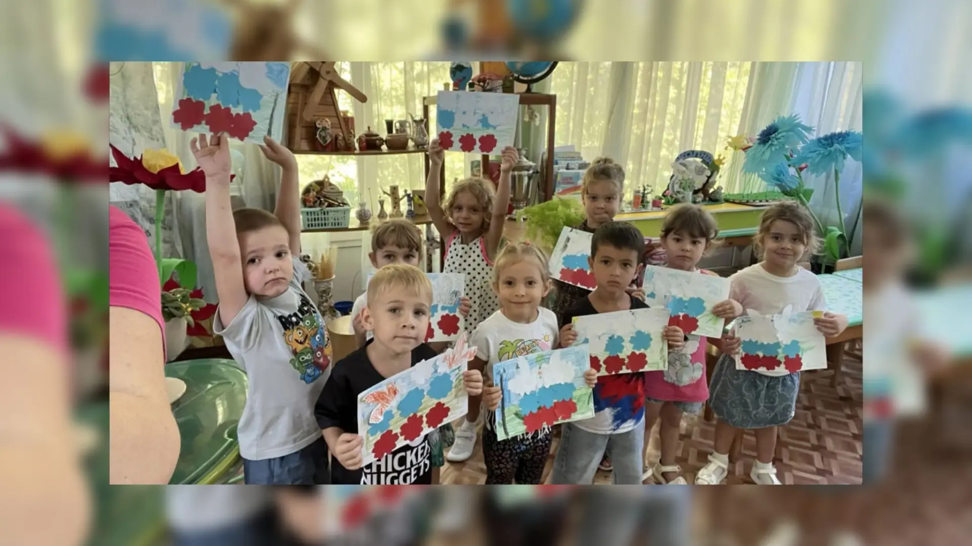 Наши воспитанники сделали аппликации ко Дню флага! 🇷🇺