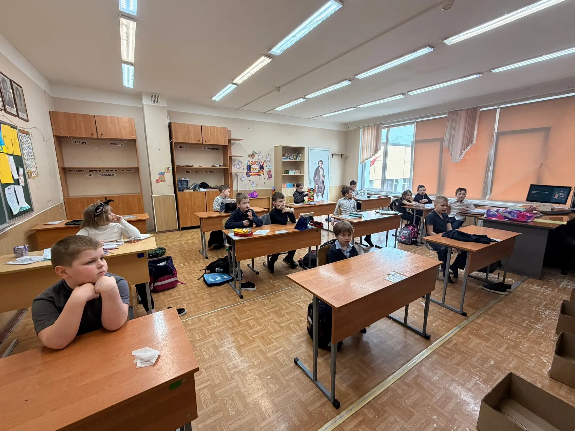 Ребята из 7 «Д» класса провели для 1 «З» настоящий урок экологии ко Дню Земли.  Старшеклассники не п