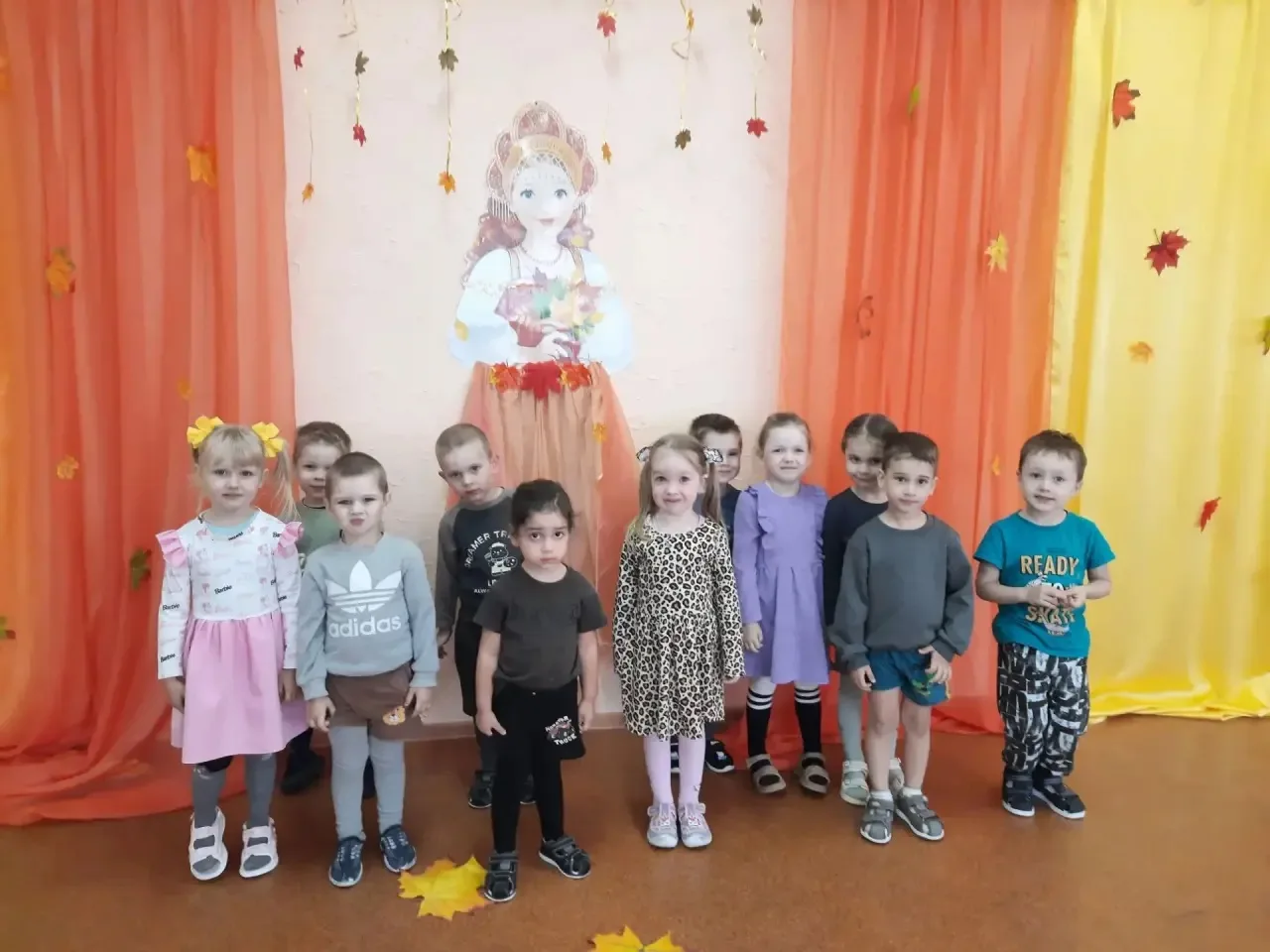 На "грибной" неделе ребята группы "Дельфинчики" играли в театральную игру " Прятки на п...