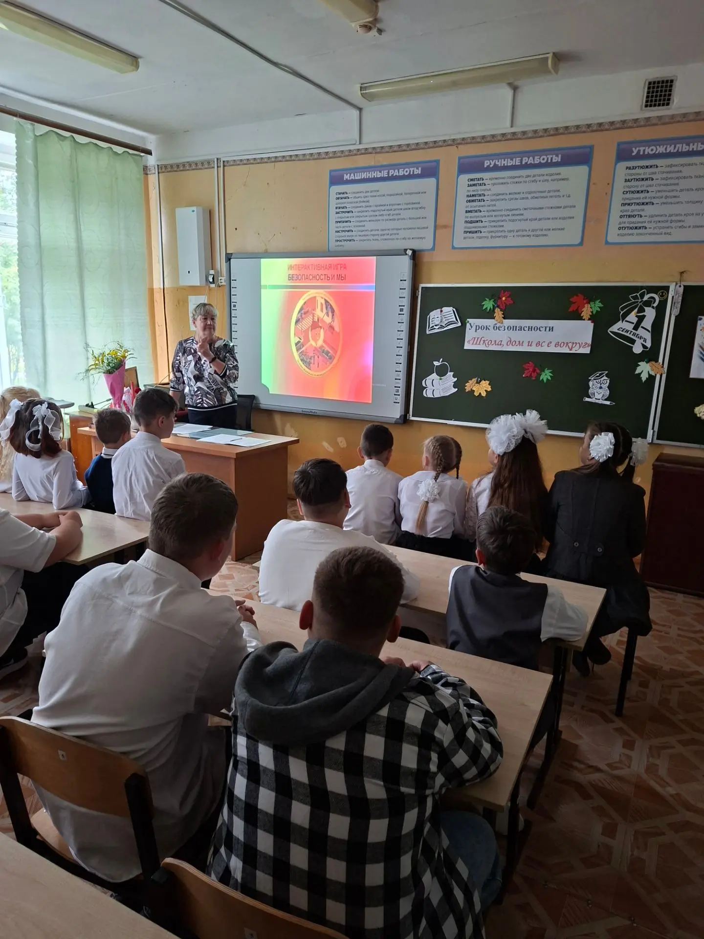 1 сентября в МБОУ Верховской ООШ прошёл большой праздник — День знаний!