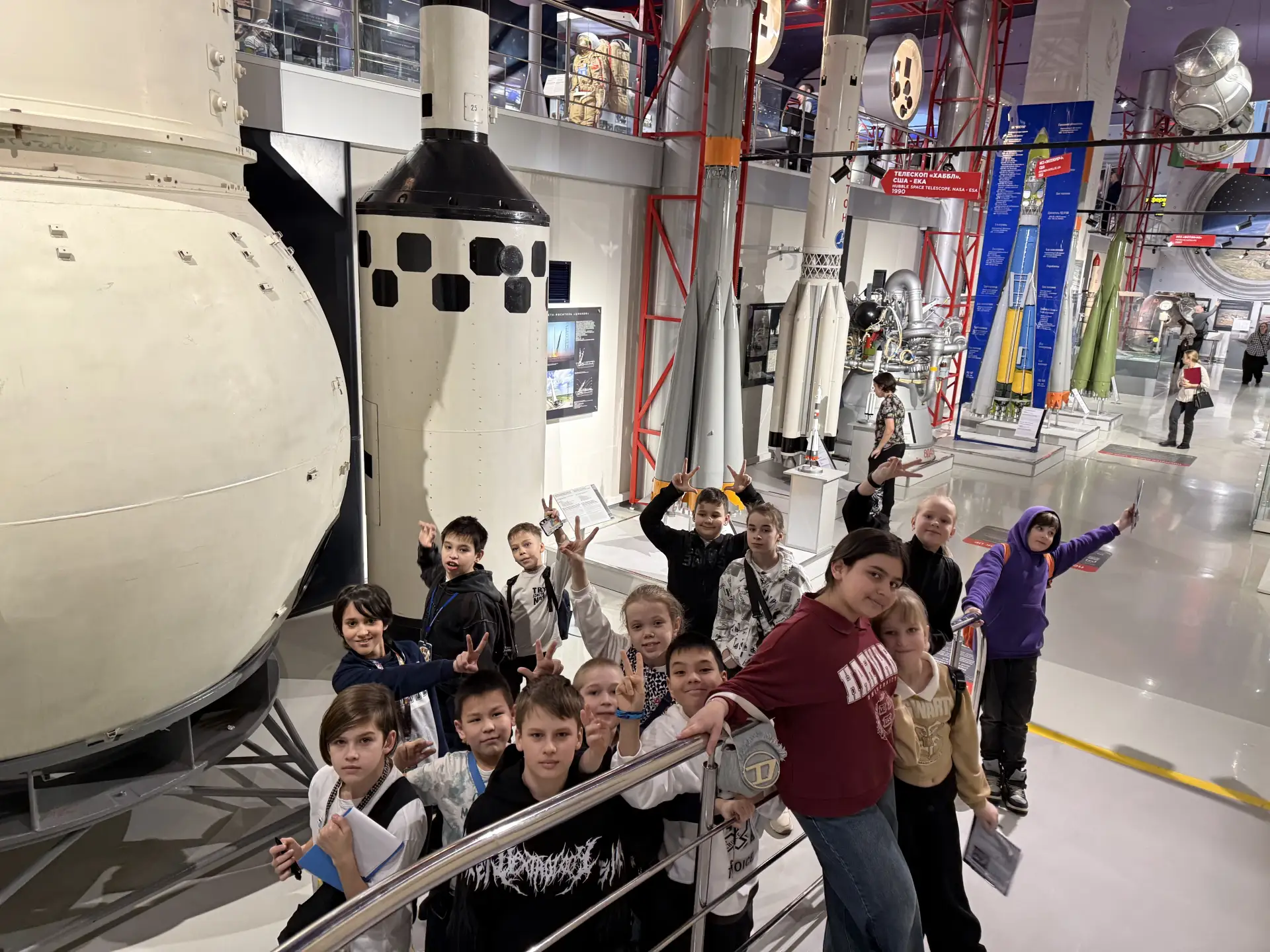 🚀 4 «Л» класс: разгадка тайн Вселенной  👫 Ученики 4 «Л» класса отправились в настоящее космическое п