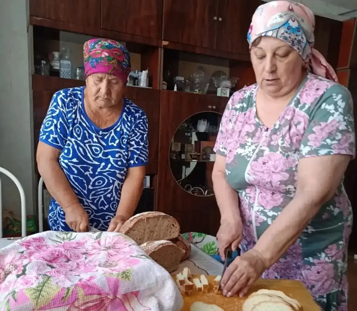 В Нижнекамске продолжается волонтёрская работа в поддержку военнослужащих. 

Жительницы домов №22 и 