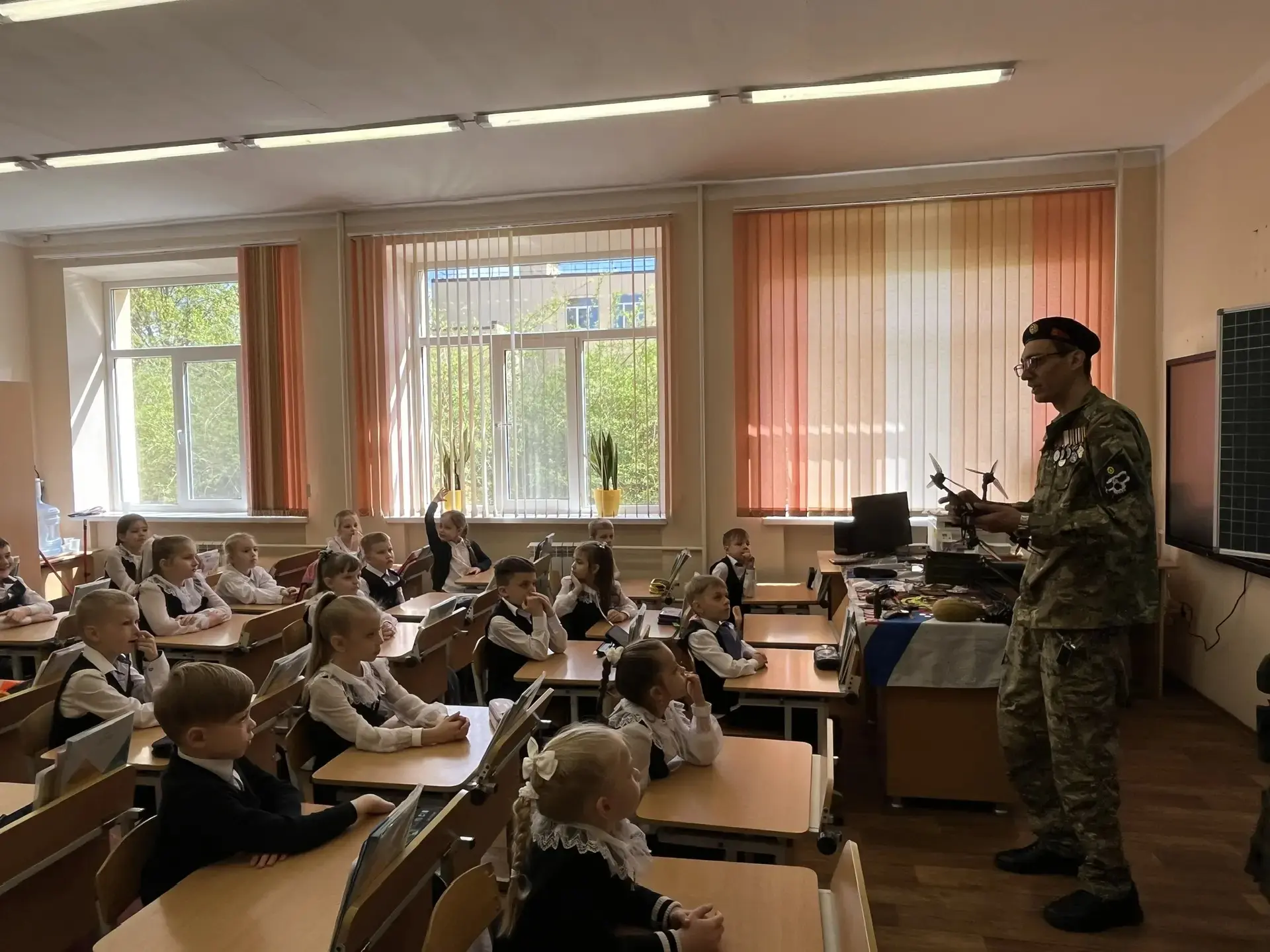 А гимназии прошли "Уроки Мужества". В гости к ребятам приходил Гвардии Лейтенант запаса Васильев Вла