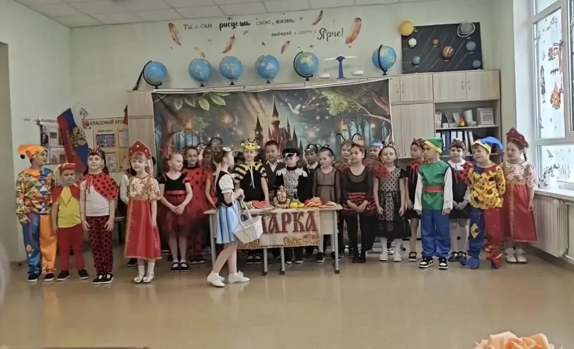 Наши самые маленькие артисты — из 1г класса — показали спектакль «Муха-Цокотуха». Вы бы видели их го