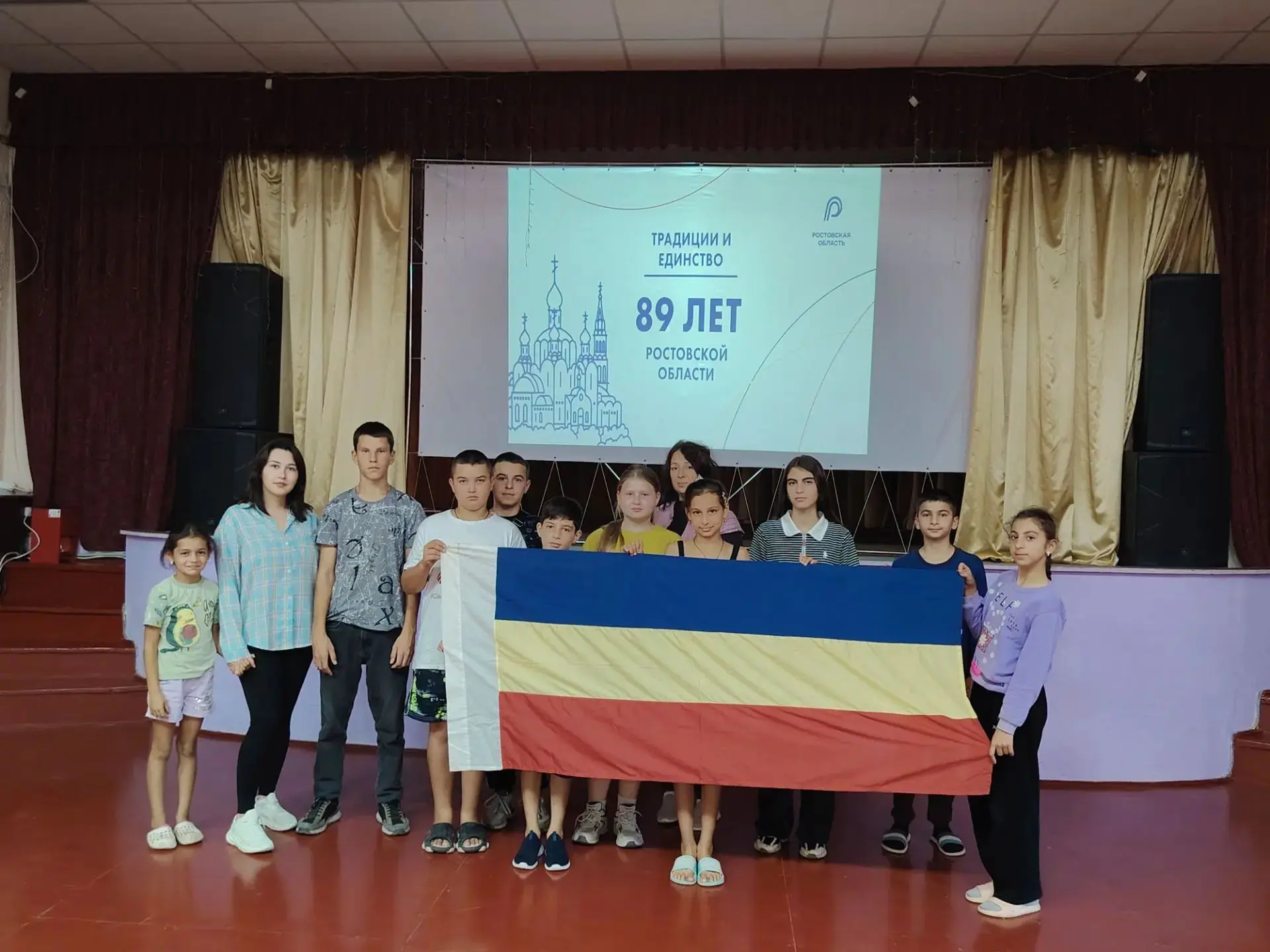 В родной степи шумят моря и реки,