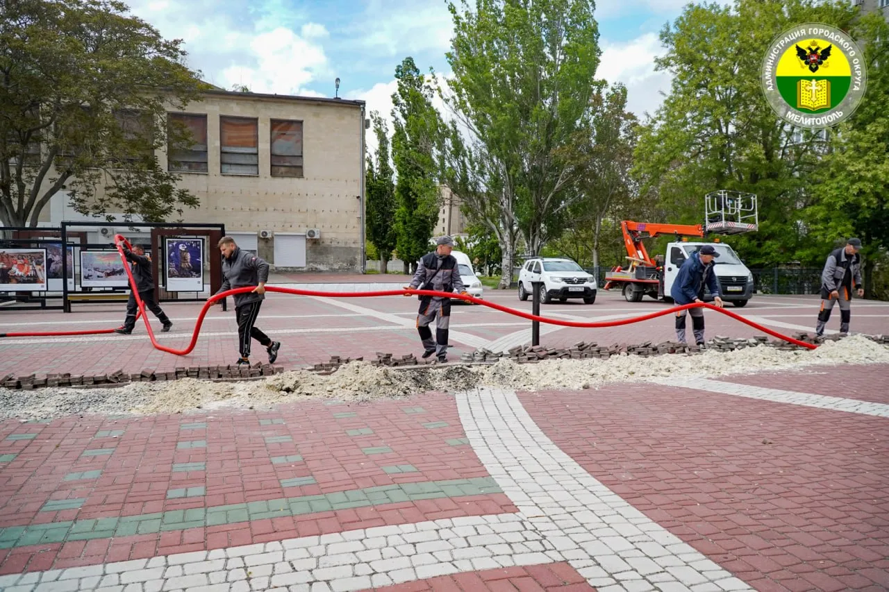 Сотрудники МКУ «Горсвет» выполнили прокладку питающего кабеля на площади Победы  Кабель длиной 80 ме