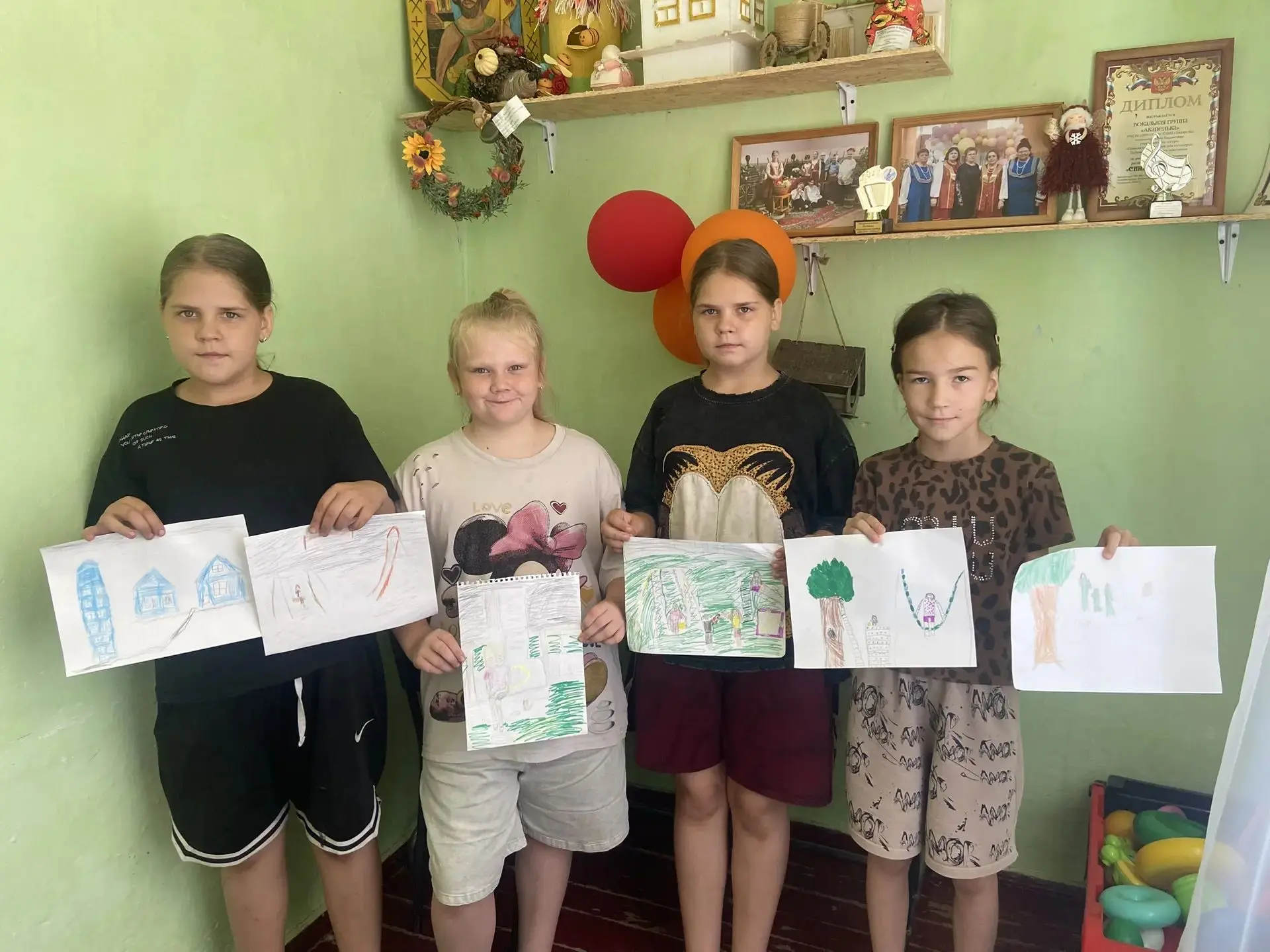 🌈🎨В Ериковском доме культуры проходит выставка детских рисунков «Хорошо в деревне лет...