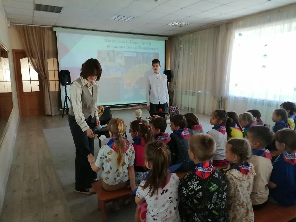🧵 Экскурсия в мир ткани и традиций Сегодня актив школьного музея совместно с «Движением первых» пров