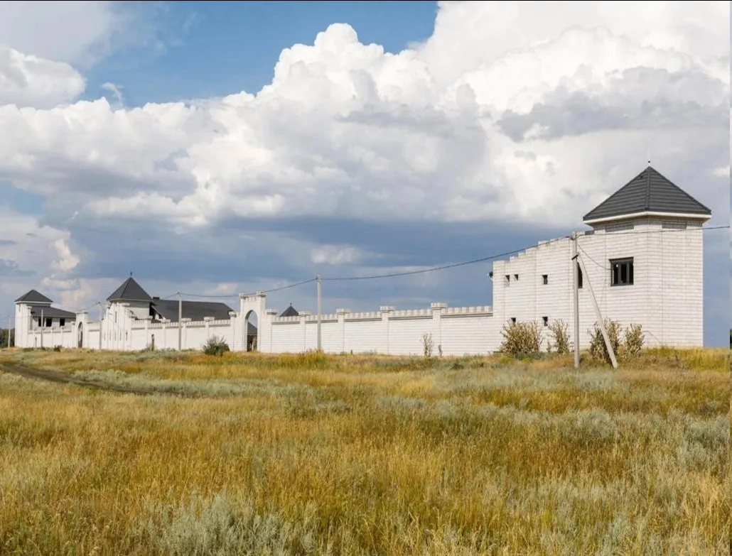 🏰 Под Волгоградом продают крепость за 40 млн рублей.
В комплекте: кирпичная стена-забор, своё поле,