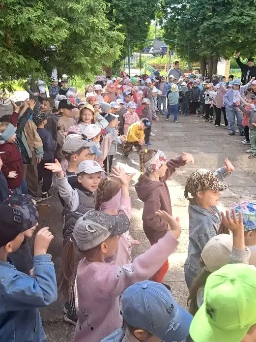 Сегодня с самого утра у нас в детском саду звучит звонкий смех, мелькают яркие воздушны...
