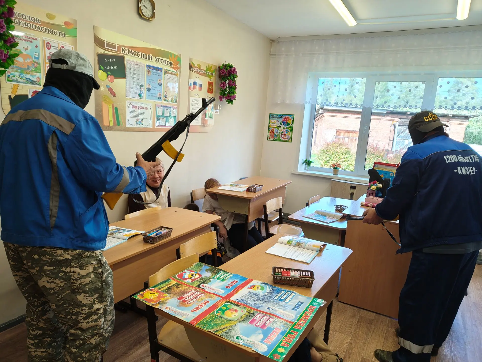 Сегодня в нашей школе состоялись плановая антитеррористическая  тренировка. В ней приня...