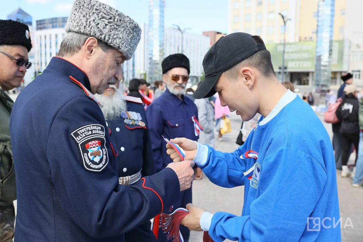 🇷🇺 Акцию «Российский триколор» провели в Якутске

В честь Дня России, 12 июня, волонтеры Победы пр