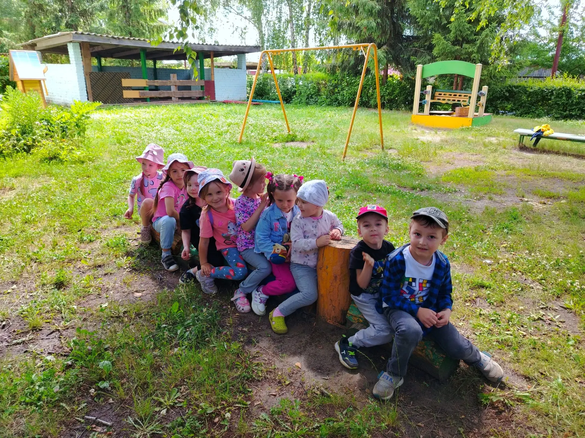 Паровозик - чух, чух, чух,
Далеко я укачу,
Укачу в далекий край,
Моя мама, не скучай!

В дальний пут