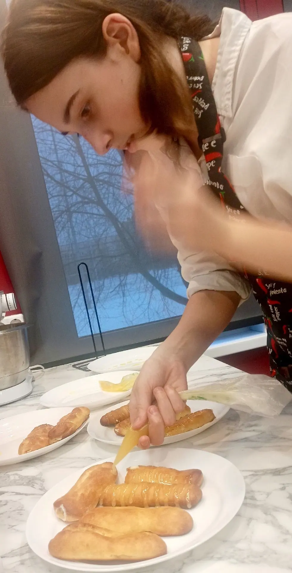 🔥Мастер-класс от су-шефа Даниила Финогенова прошёл сегодня в Кухонном театре нашей гимназии. 🧁"Эклер