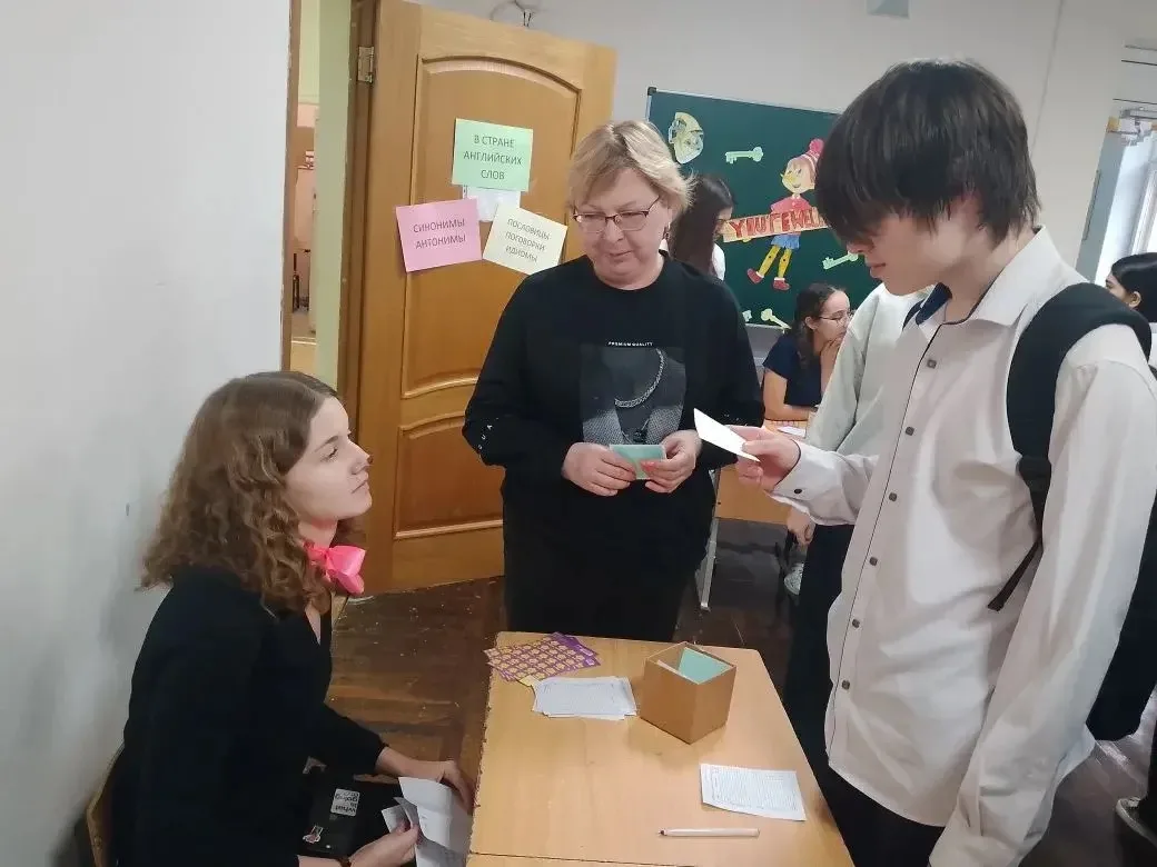 Открываем фестиваль наук! 🧬  Сегодня в нашей школе прошёл День английского языка, который открыл Фес