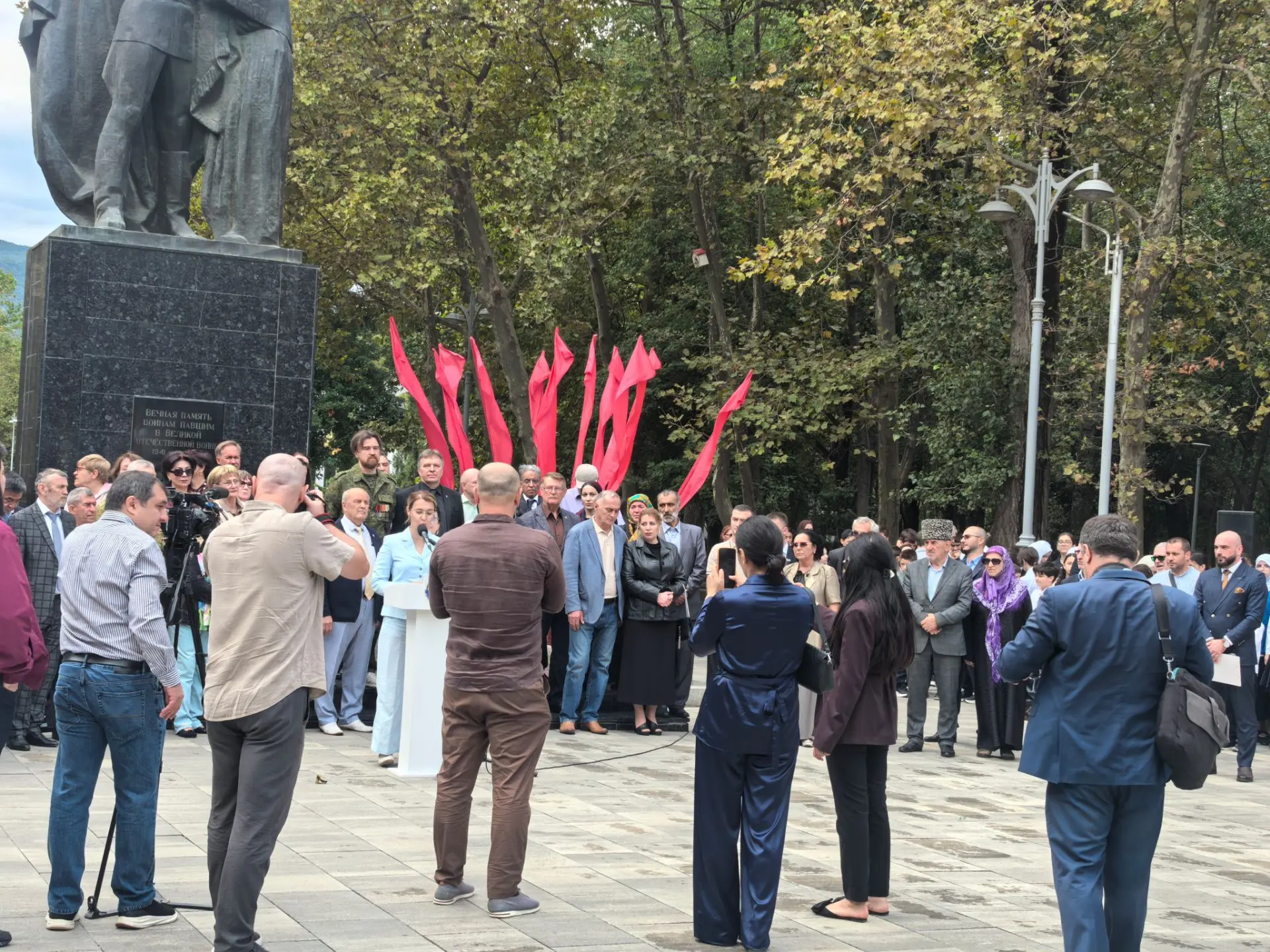 08.09.26г. в Махачкале у монумента Воину-освободителю в парке имени Ленинского комсомол...
