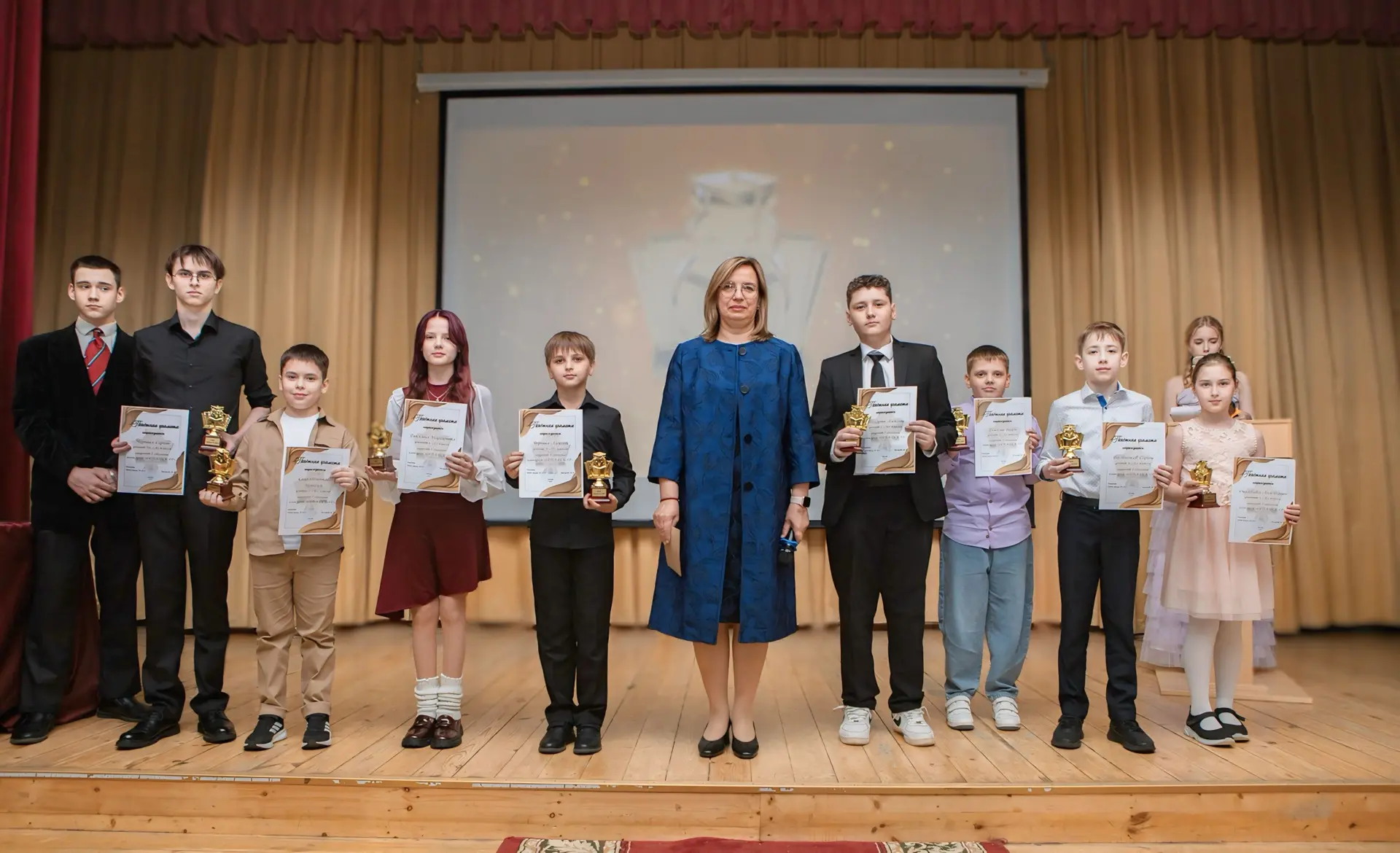 🏆 Церемония вручения школьной премии «Сова Оскар»!  Это был настоящий звёздный вечер: нарядные гости